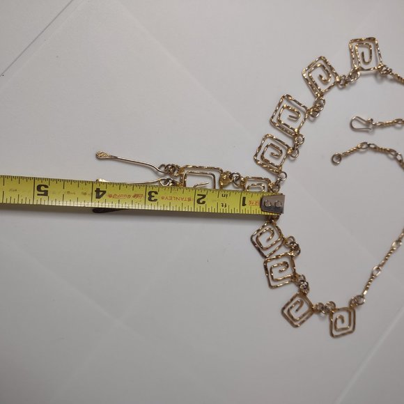 20 Inch Gold Tone Metal Spiral Design Necklace - Picture 8 of 8